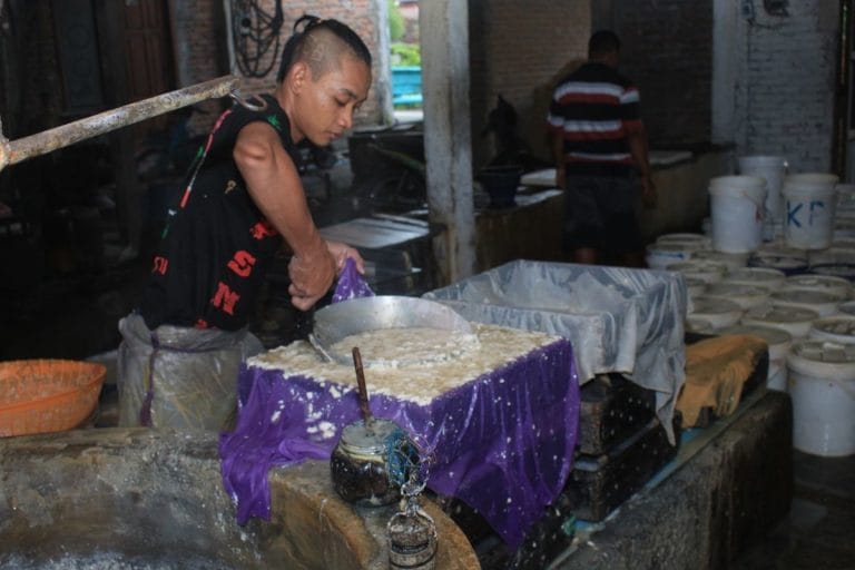 Melihat langsung cara membuat tahu asli Bojonegoro Melihat langsung cara membuat tahu asli Bojonegoro